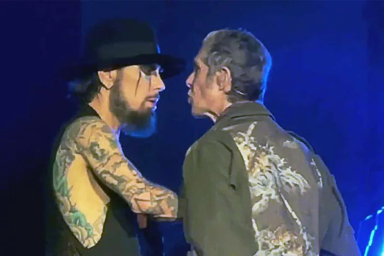 Vocalista de Jane’s Addiction golpea a Dave Navarro en pleno concierto | Video