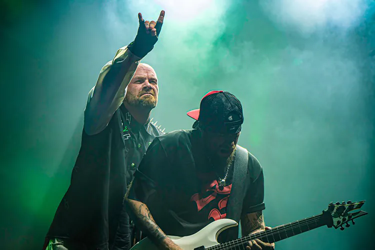 Vocalista de Five Finger Death Punch se fractura costilla; no le abrirán a Metallica