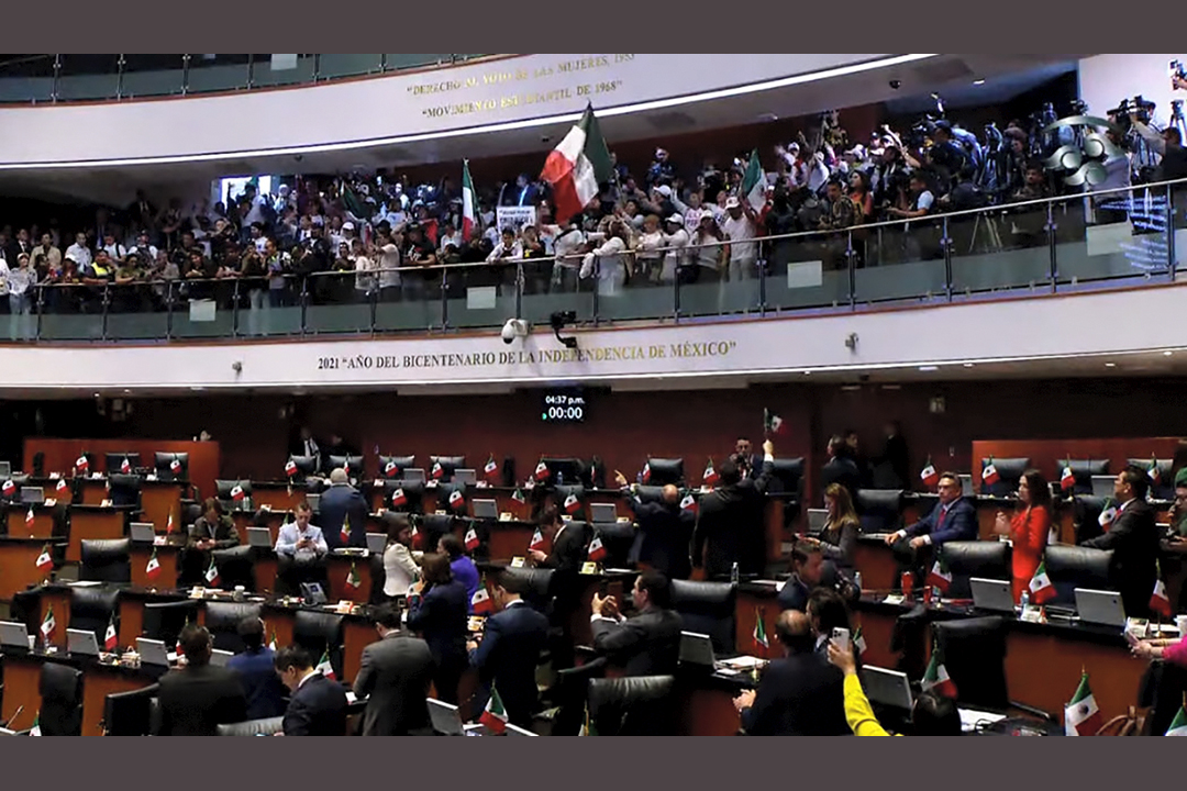 Manifestantes dan portazo en el Senado y los legisladores suspenden la sesión