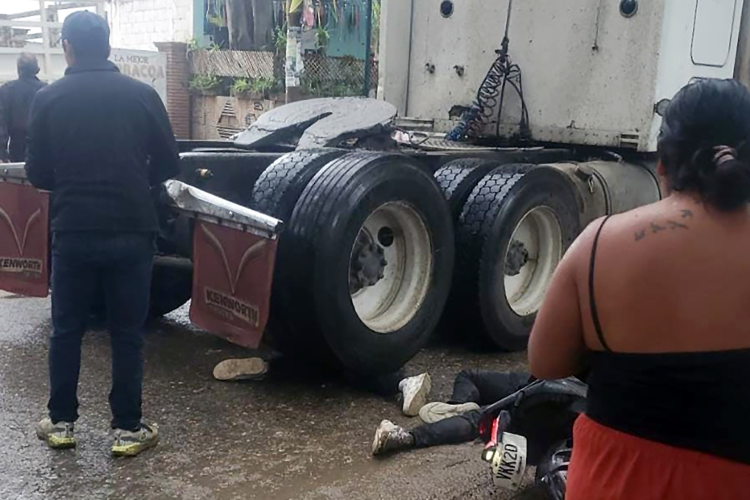 Una pareja de motociclistas fueron atropellados por un tracto camión