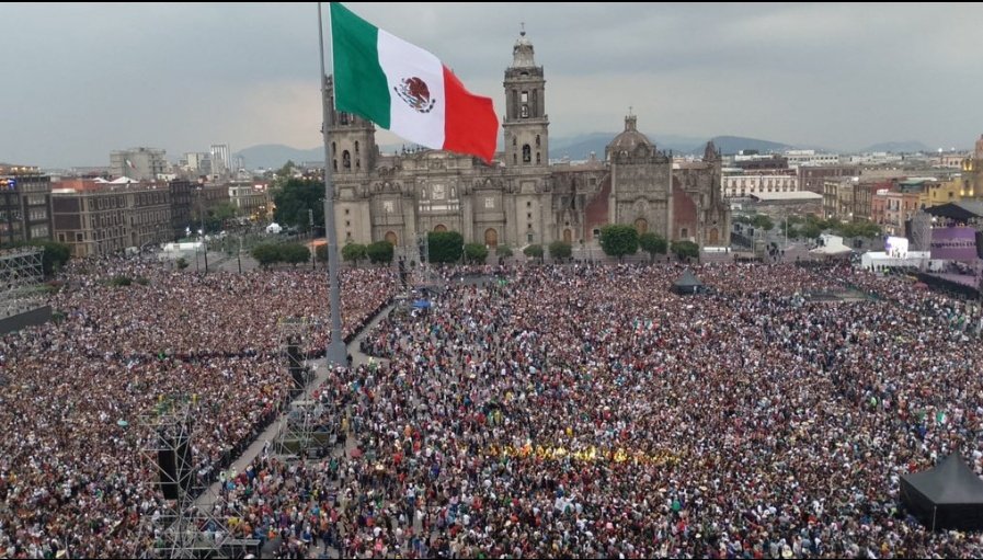 El zócalo está a reventar previo al grito de independencia