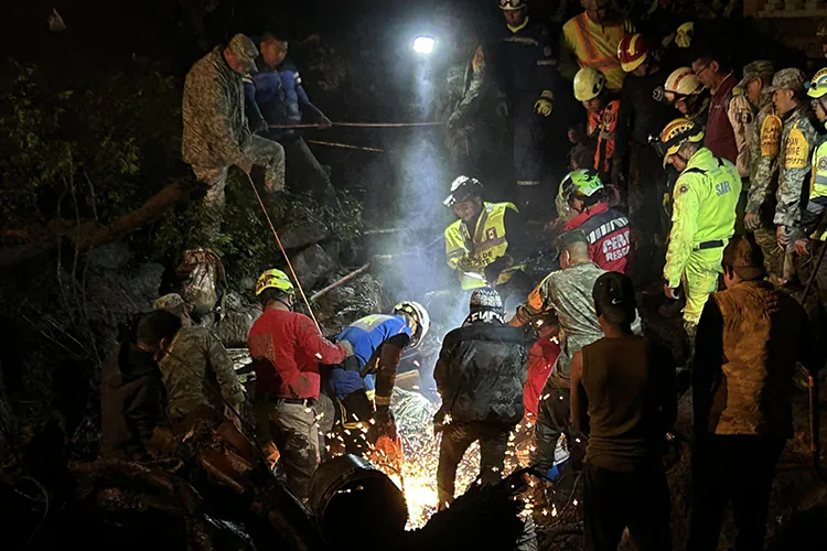 En Jilotzingo, Edomex, desgajamiento de cerro sepulta a bebé de tres meses