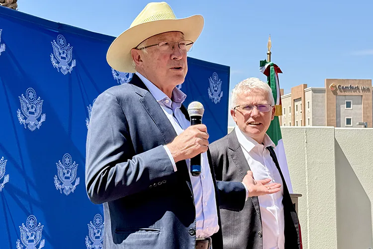 Ken Salazar: Violencia en Sinaloa no es culpa de Estados Unidos