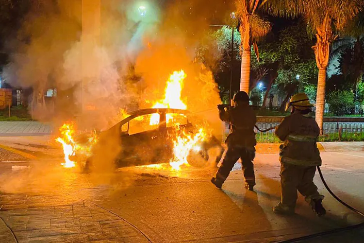 En Loreto, Zacatecas, incendian auto con dos personas adentro