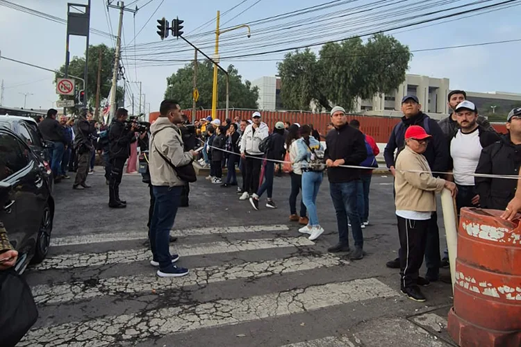 Bloquean empleados del Poder Judicial la Cámara de Diputados