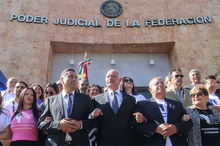 Arremete AMLO contra jueces que promueven freno a discusión de la reforma judicial