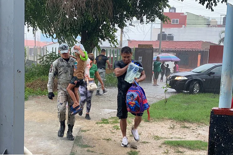 Rescate en Acapulco continúa; hay cientos en albergues y 15 muertos