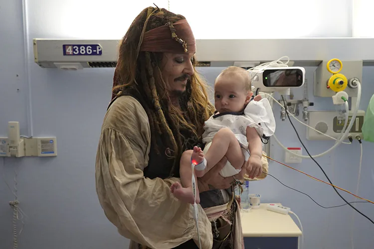 Johnny Depp alegra a niños con cáncer en hospital de España vestido como Jack Sparrow