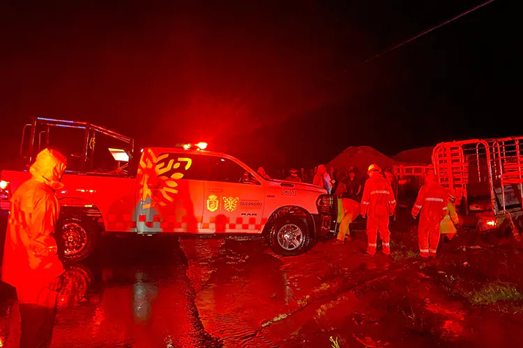 John, degradado a tormenta tropical, deja tres muertos en Guerrero