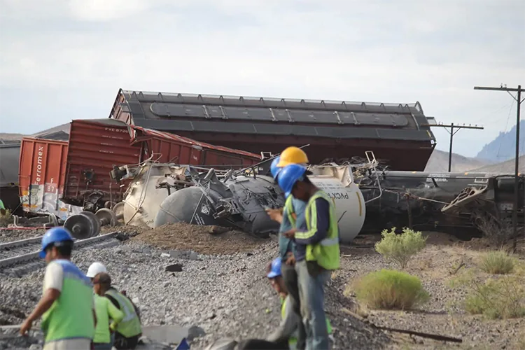 Se descarrila tren en Chihuahua: Reportan migrantes heridos y un niño muerto