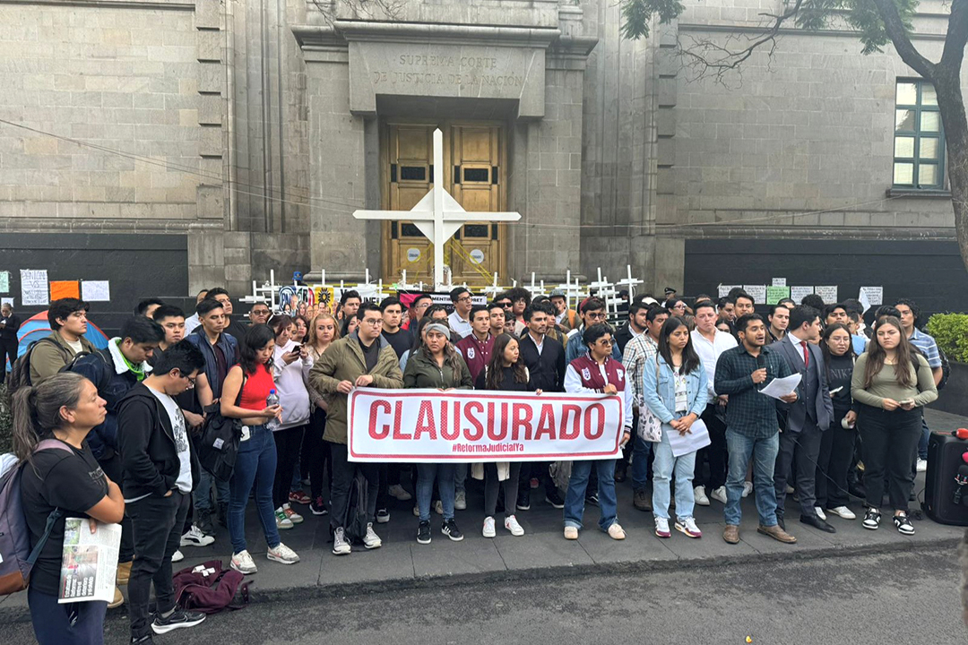 Jóvenes exigen reforma al Poder Judicial: Clausura simbólica de la Suprema Corte