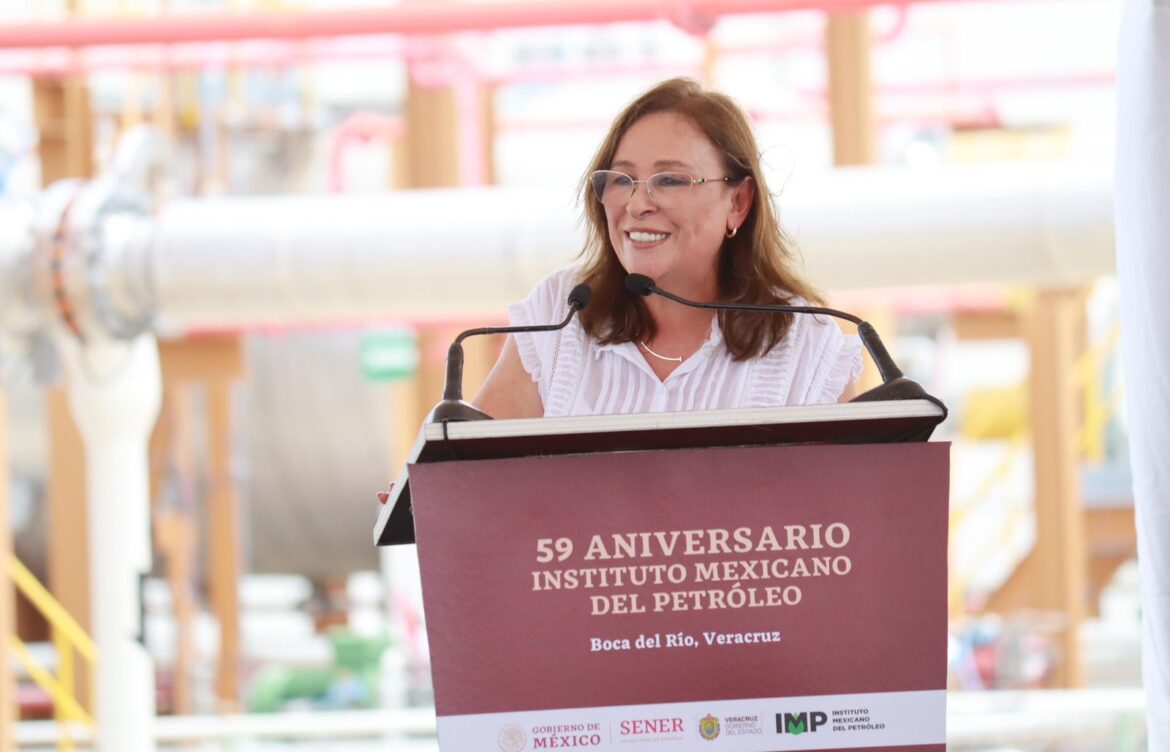 Rocío Nahle asiste a ceremonia por 59 aniversario del IMP en Boca del Río