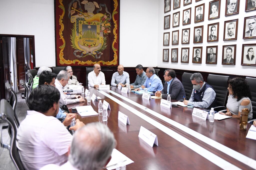 ⚠️ ¡Atención Xalapa! ⛈️🚨🦺A partir de esta tarde el Sistema Municipal de Protección Civil estará operando con guardias continuas debido al ingreso del Frente Frío 1 y la Onda Tropical al sur de Yucatán.🦺 Protección Civil:2288 421 206. pic.twitter.com/rWrCk99oSb— Ayuntamiento de Xalapa (@AytoXalapa) September 6, 2024