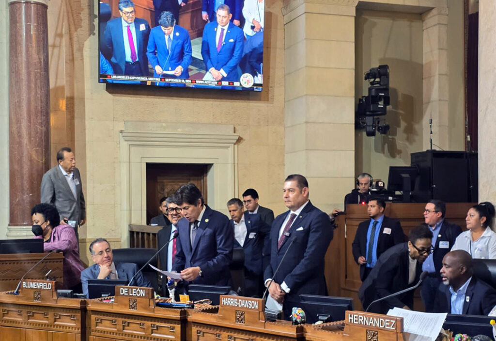 🇲🇽🫶🏼¡#PorAmorAPuebla seguiremos haciendo historia! En el City Hall de Los Ángeles, por primera vez en la historia de las sesiones, me permitieron compartir la visión humanista de quien se convertirá en nuestra primera Presidenta, la Dra. @Claudiashein. 🤝✅Con las y los… pic.twitter.com/SqYIQdjbrz— Alejandro Armenta (@armentapuebla_) September 18, 2024