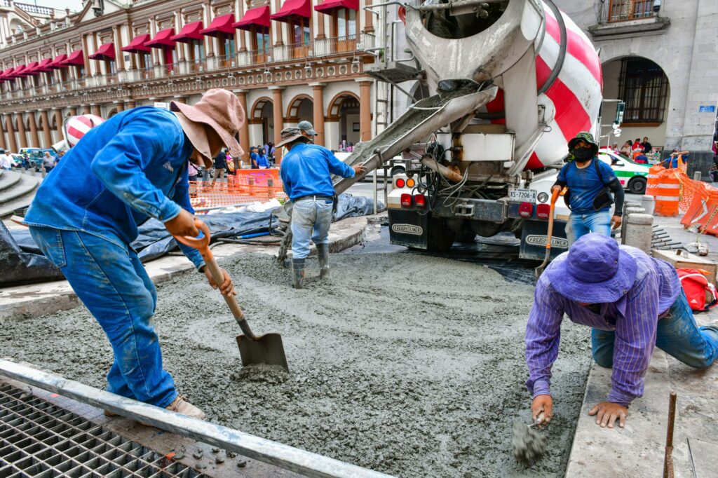 Inicia pavimentación en la calle Revolución Xalapa, Ver.- Derivado de los trabajos de rehabilitación de drenaje sanitario que lleva a cabo personal de la Comisión Municipal de Agua Potable y Saneamiento (CMAS) en coordinación con la Dirección de Obras Públicas, este lunes iniciaron los trabajos de pavimentación con concreto hidráulico en la intersección con la calle Enríquez. Al tratarse de material de resistencia a tres días, la zona se encuentra acordonada y señalizada, por lo que se recomienda a los peatones no transitar por el área, ya que el pavimento se encuentra fresco. La Dirección de Obras Públicas dio a conocer que el cruce de Revolución y Enríquez se abrirá al tránsito peatonal el próximo jueves y que los trabajos en el tramo de Enríquez a Juárez continuarán por algunas semanas más.