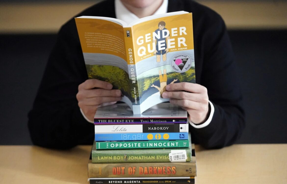 Qué libros prohíben en Estados Unidos y por qué