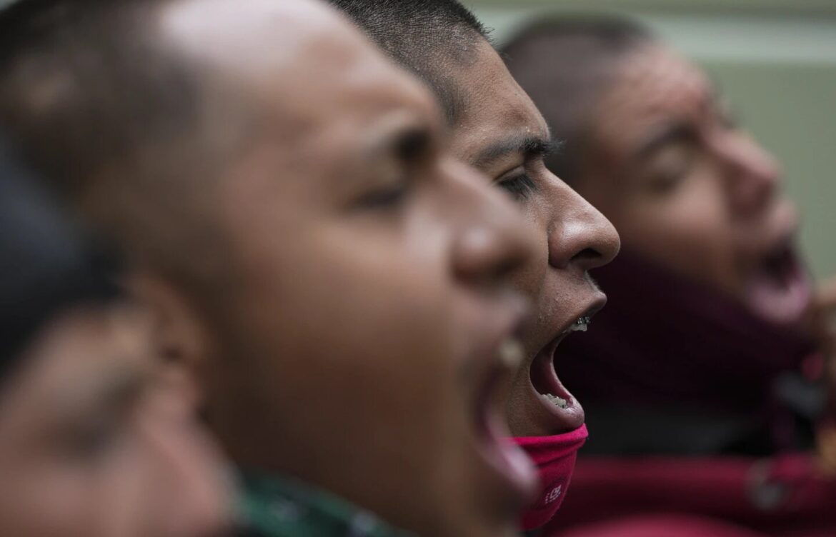 Familiares de Ayotzinapa reclaman a 10 años de la tragedia