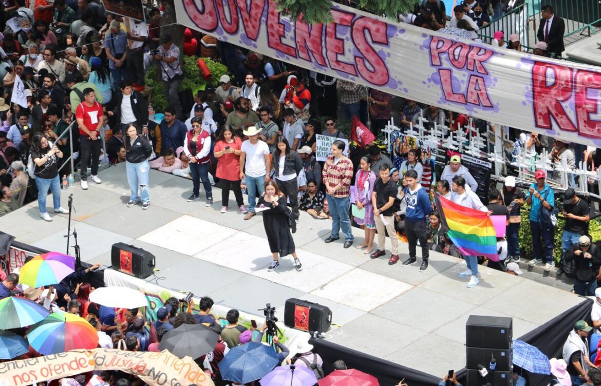 Abarrotan Corte jóvenes a favor de la Reforma al Poder Judicial