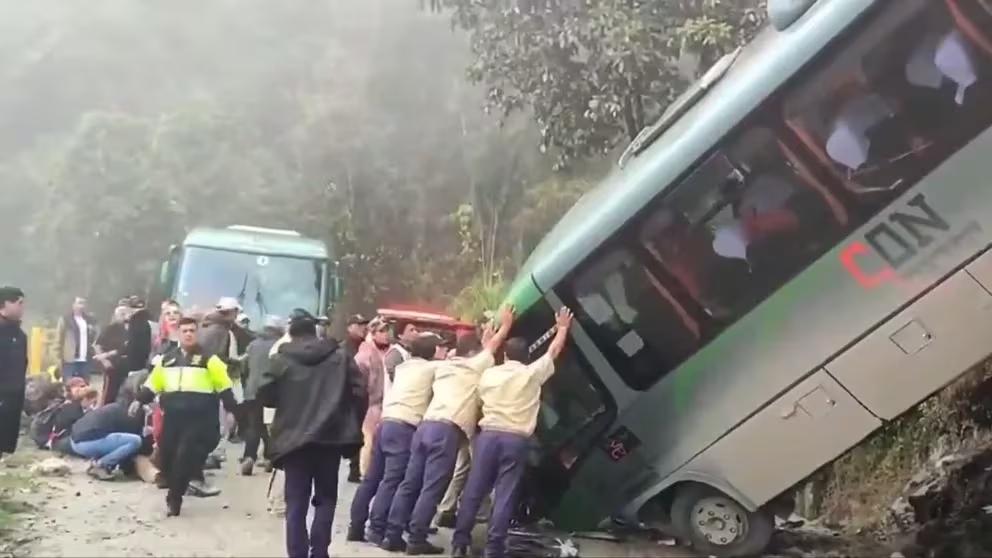 Autobús con turistas mexicanos se desbarranca en Machu Pichu