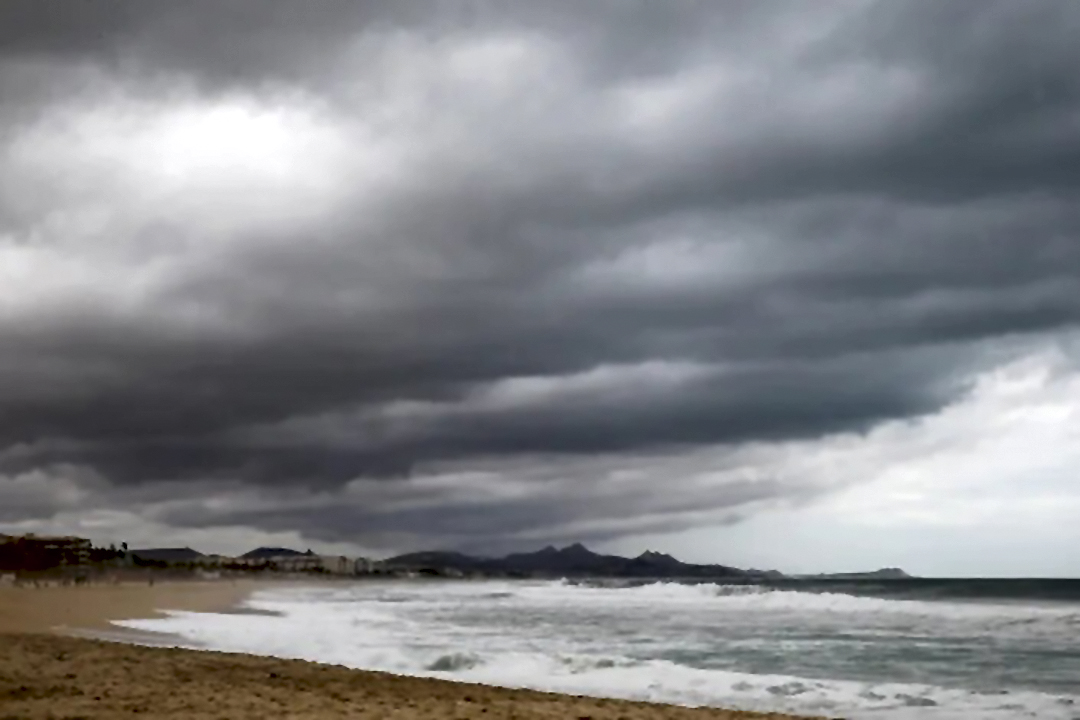 El huracán Kristy se intensifica hasta la categoría 4 mientras se aleja de México