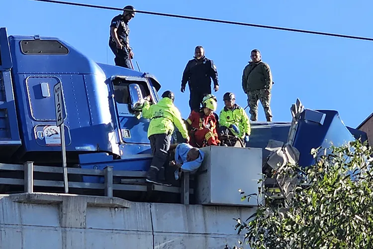 Choque en la México-Puebla deja a conductor prensado, a punto de caer al vacío