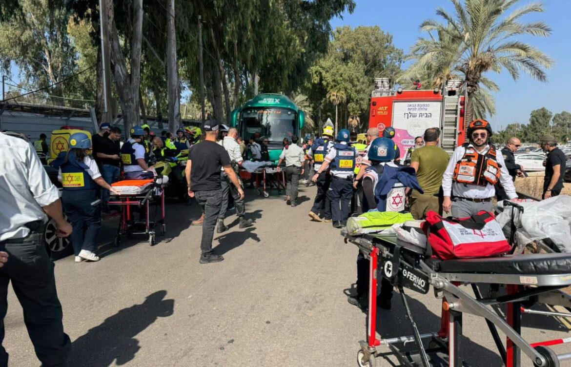 Un muerto y decenas de heridos en embestida terrorista cerca de Tel Aviv