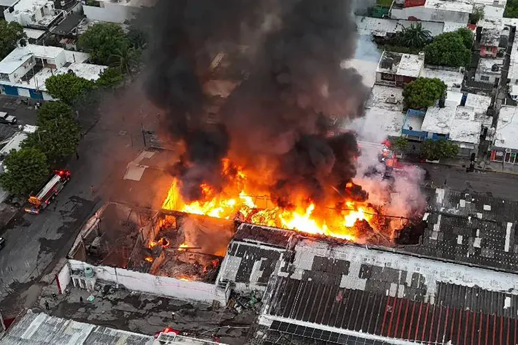 Incendio en Veracruz consume bodega en el centro; más de 10 familias fueron evacuadas