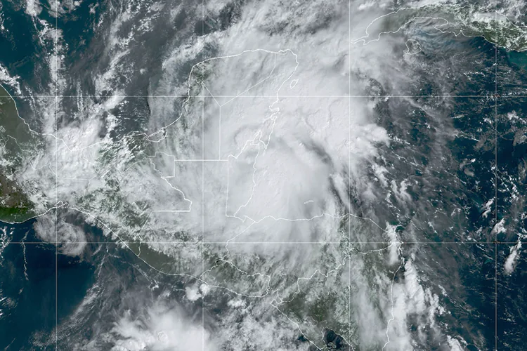 Tormenta tropical Nadine se dirige a Belice y Quintana Roo con lluvias torrenciales