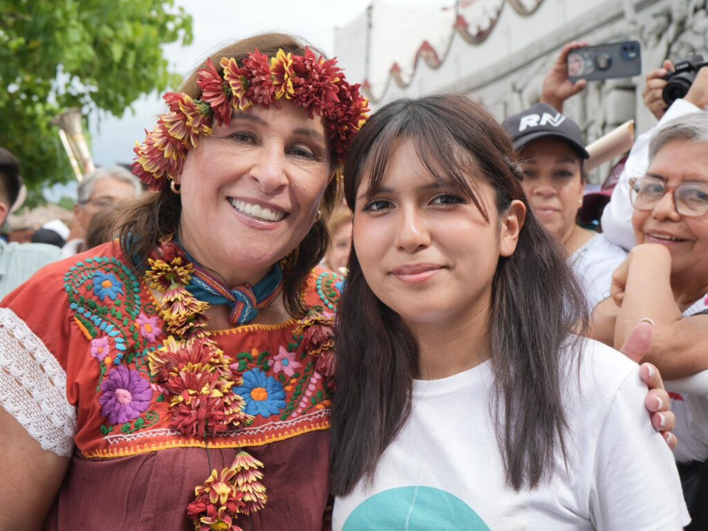 RECONOCE ROCÍO NAHLE A ANGELA OLAZARÁN, LA MEJOR ESTUDIANTE DEL MUNDO >Todos los menores estudiantes de educación básica contarán con la beca ‘Rita Cetina’ como lo anunció la presidenta Claudia Sheinbaum Pardo. Papantla de Olarte, Ver., domingo 06 de octubre de 2024.- En el marco de la segunda “Gira de Agradecimiento” de este día, la gobernadora electa de Veracruz, Rocío Nahle García, reconoció públicamente a la joven papanteca, Ángela Olazarán Laureano, de 17 años de edad, ganadora del Global Student Prize 2024, de Chegg.org y la Fundación Varkey. Ángela Olazarán, también llamada “La mejor estudiante del mundo”, ganó el primer lugar que la hizo acreedora a dicha importante presea internacional y a un premio de 100 mil dólares. Su proyecto llamado Ixlilton superó más de 11 mil aplicaciones de 176 países de todo el mundo ya que ayuda al diagnóstico de 21 enfermedades. “Muchas gracias, compañeros, compañeras, qué gusto estar aquí, qué gusto por muchas cosas, por muchas, pero hoy voy a hacer el reconocimiento personal a la niña que a Veracruz nos puso en alto en todo el mundo, Angelita, felicidades, miren el orgullo, todos los niños y niñas de Veracruz tienen nuestro apoyo”, señaló la ejecutiva electa. Al respecto, Rocío Nahle subrayó que el acompañamiento y apoyo que de manera conjunta se dé a los niños y jóvenes, padres, sociedad, maestros y autoridades, es vital para que concreten sus objetivos. Recordó que con la llegada de Claudia Sheinbaum a la presidencia de la República, todos los menores de educación básica contarán con la beca ‘Rita Cetina’ “Vamos a apoyar a todos junto con Claudia Sheinbaum para que todos los niños, niñas de preescolar, primaria y secundaria de todo el país, de todas las escuelas públicas tengan una beca porque muchos y muchas pueden ser como Angelita, felicidades mi reina, todo el apoyo, todo el apoyo no nada más del gobierno porque es nuestra obligación, nuestra responsabilidad, imagínense, ella con apoyo de su familia, del municipio pero son los valores que tenemos que impulsar y es de Papantla, número 1 mundial”, apuntó. Olazarán Laureano fue galardonada en la Asamblea General de la ONU, es egresada del Conalep y estudia la carrera de Ingeniería en Tecnologías de la Información y Negocios Digitales en la Universidad Anáhuac Veracruz, campus Xalapa.