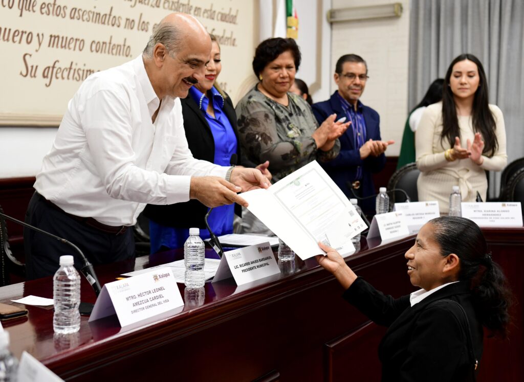 Entregamos certificados de alfabetización, primaria y secundaria a estudiantes que concluyeron sus estudios en el Instituto Veracruzano de Educación para los Adultos. ¡Muchas felicidades a todas y todos! pic.twitter.com/CcL7e55GKw— Ricardo Ahued Bardahuil (@ahuedricardo) October 8, 2024