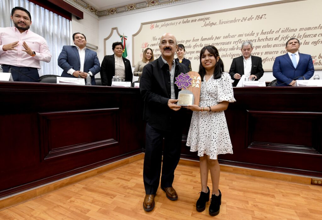 Por su trayectoria en la ciencia y tecnología y ser la Premio Nobel de la Educación, entregamos en Sesión Solemne de Cabildo un reconocimiento a Ángela Elena Olazarán Laureano, considerada la mejor estudiante en el nivel mundial por la Organización de las Naciones Unidas. pic.twitter.com/iit9pYr5XO— Ricardo Ahued Bardahuil (@ahuedricardo) October 25, 2024