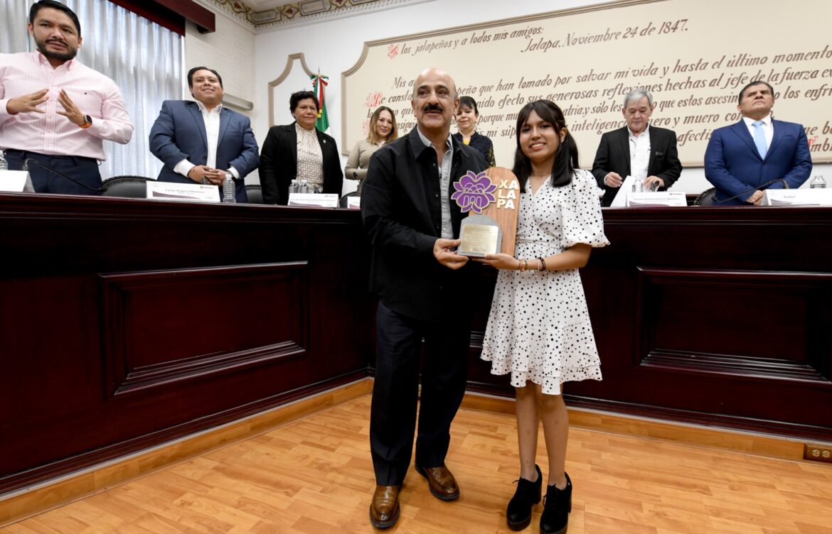 Reconoce Cabildo a la mejor estudiante del mundo