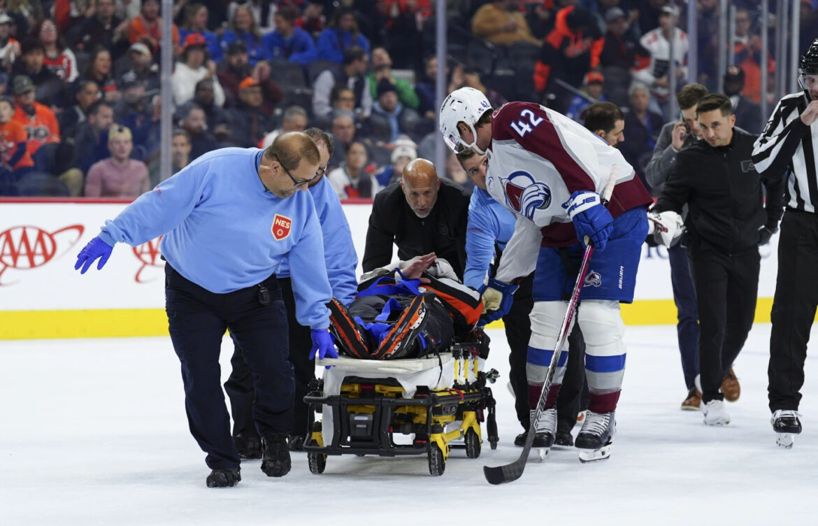 Árbitro, retirado en camilla tras colisión en partido Avs-Flyers de la NHL