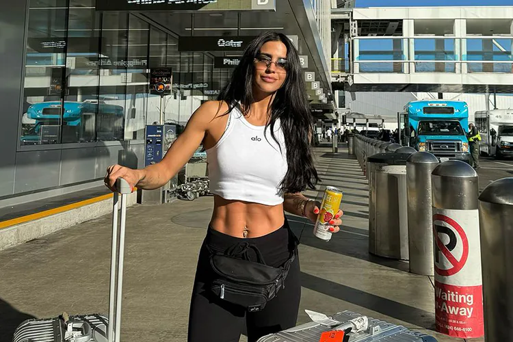 Bárbara de Regil hizo ejercicio en pleno vuelo para “evitar trombosis”