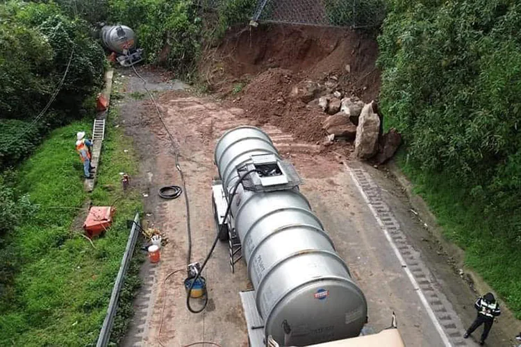 Derrumbe en Maltrata paraliza tránsito; alerta por desabasto y posibles robos