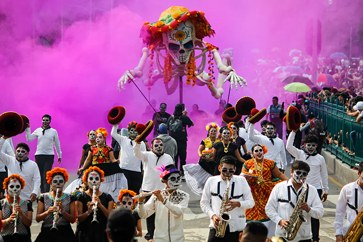 Desfile de Día de Muertos en CDMX, la tradición que inició James Bond