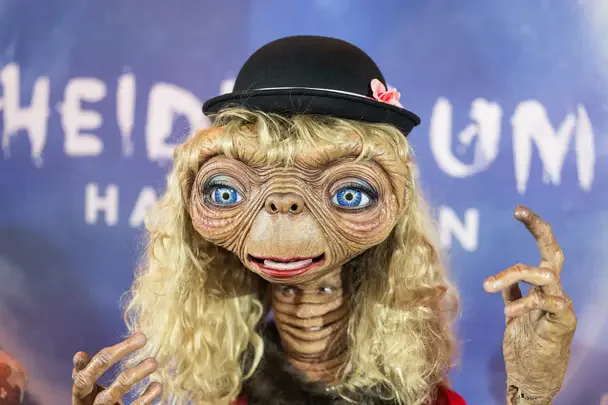 Heidi Klum rompe las redes con original disfraz de E.T. en Halloween