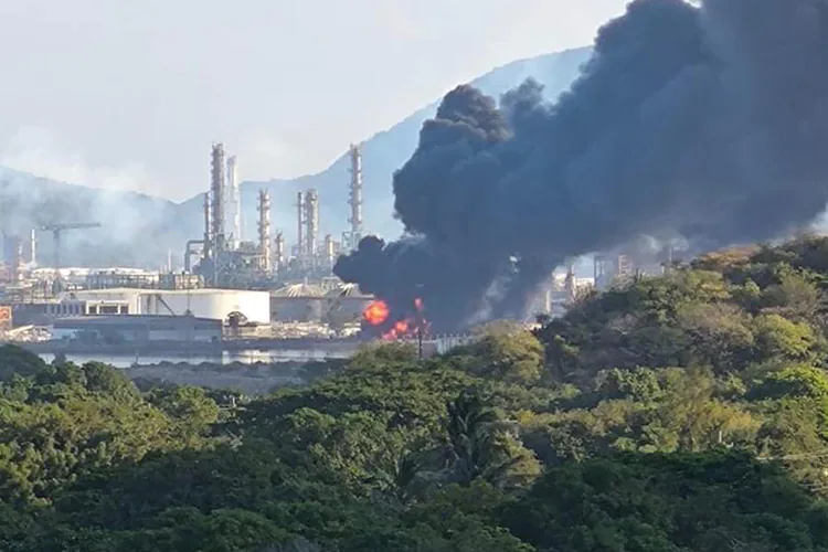 En Salina Cruz, Oaxaca, se incendia refinería de Pemex | Video