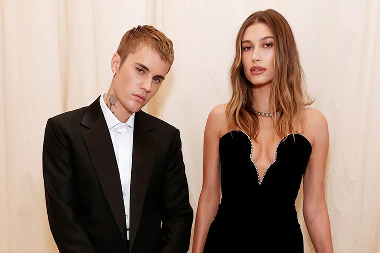 Hailey Bieber revela primera foto de su hijo con un guiño electoral