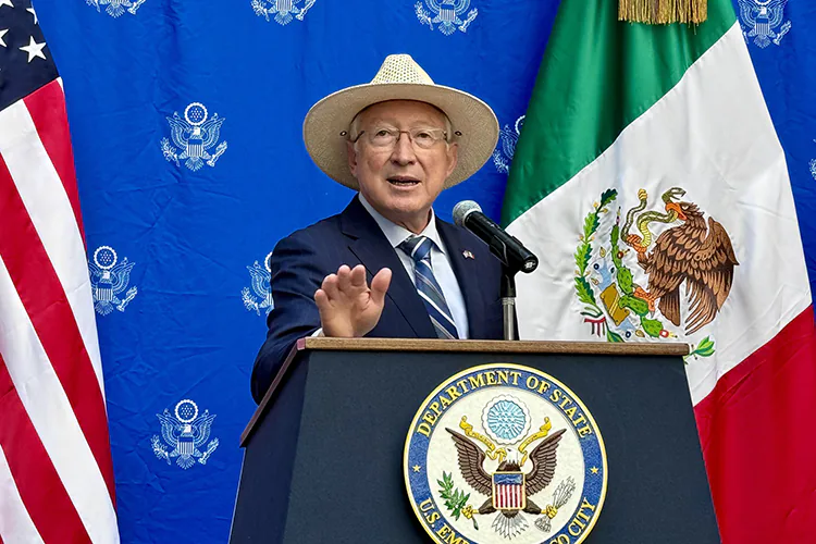 Ante críticas de Ken Salazar sobre estrategia de seguridad, SRE expresa “extrañamiento”