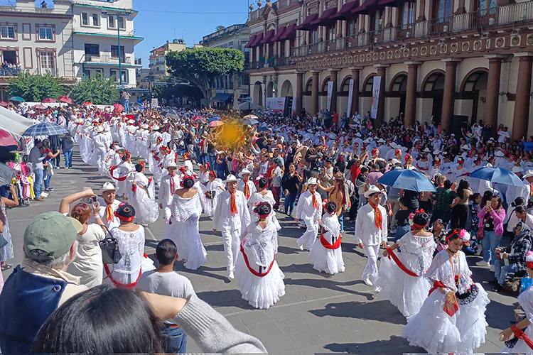 Bailan “La Bamba” dos mil 700 jarochos en Xalapa y rompen récord Guiness