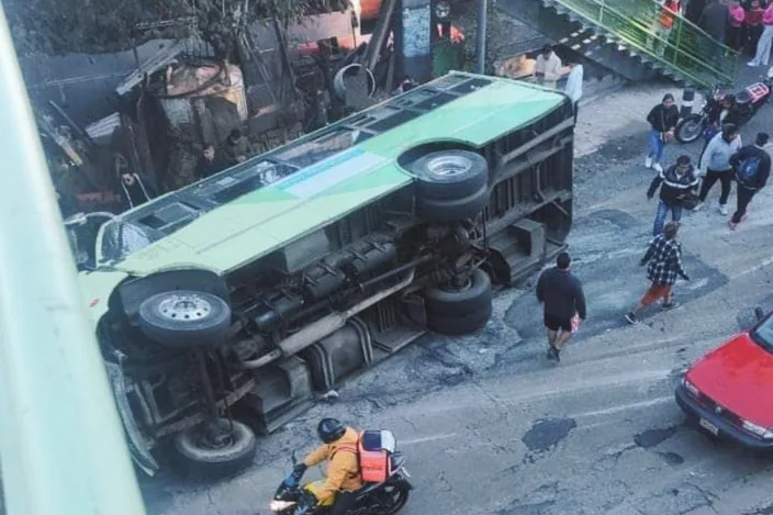 Sangrienta volcadura en la México-Cuernavaca deja decenas de heridos