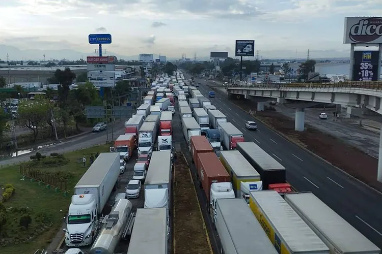 Colapso en la México-Querétaro genera filas de vehículos de hasta 60 km