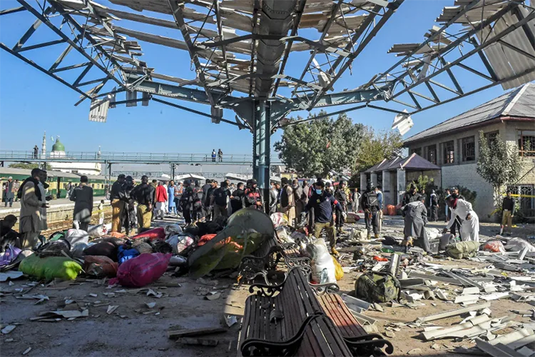 Baño de sangre en Pakistán: Explosión en estación de tren deja al menos 26 muertos