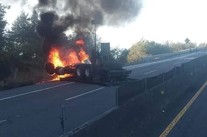 Incendios en autopista Perote-Xalapa dejan cinco muertos