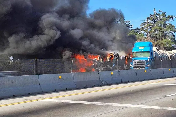 Abren paso en la Puebla-Orizaba tras choque e incendio de tractocamiones