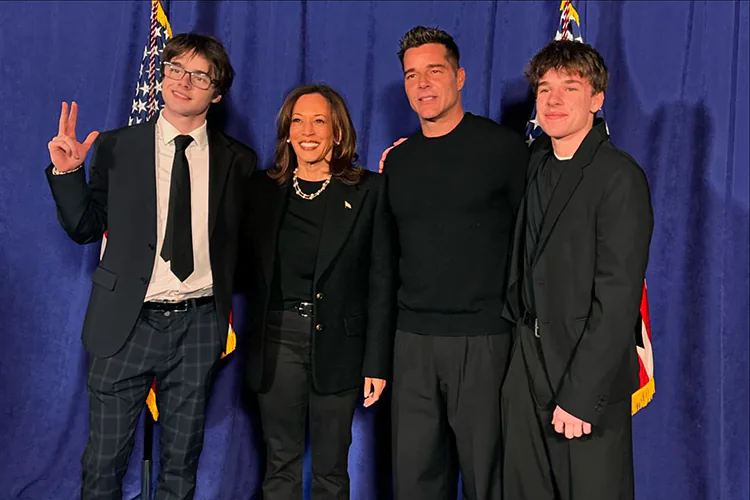 Ricky Martin hace inusual aparición en mitin de Kamala Harris con sus hijos gemelos