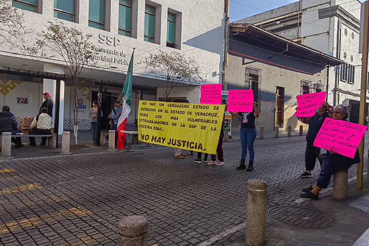 Expolicías protestan frente a SSP de Xalapa; exigen finiquito desde gestión de Duarte