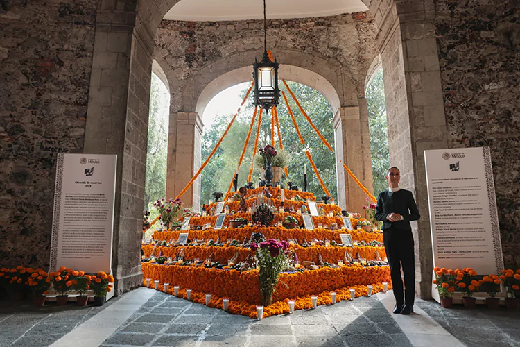 Dedican ofrenda de Día de Muertos en Palacio Nacional a mujeres heroínas de México