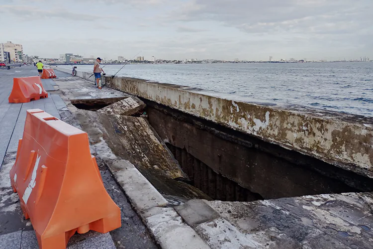 Preocupa socavón en bulevar de Boca del Río; ya hay partida en 2025 para su reparación